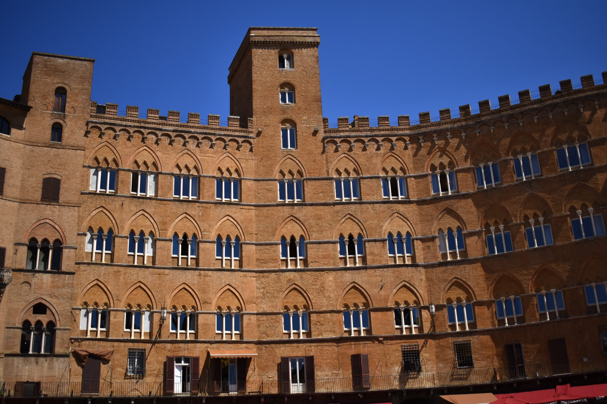 Palazzo e finestre